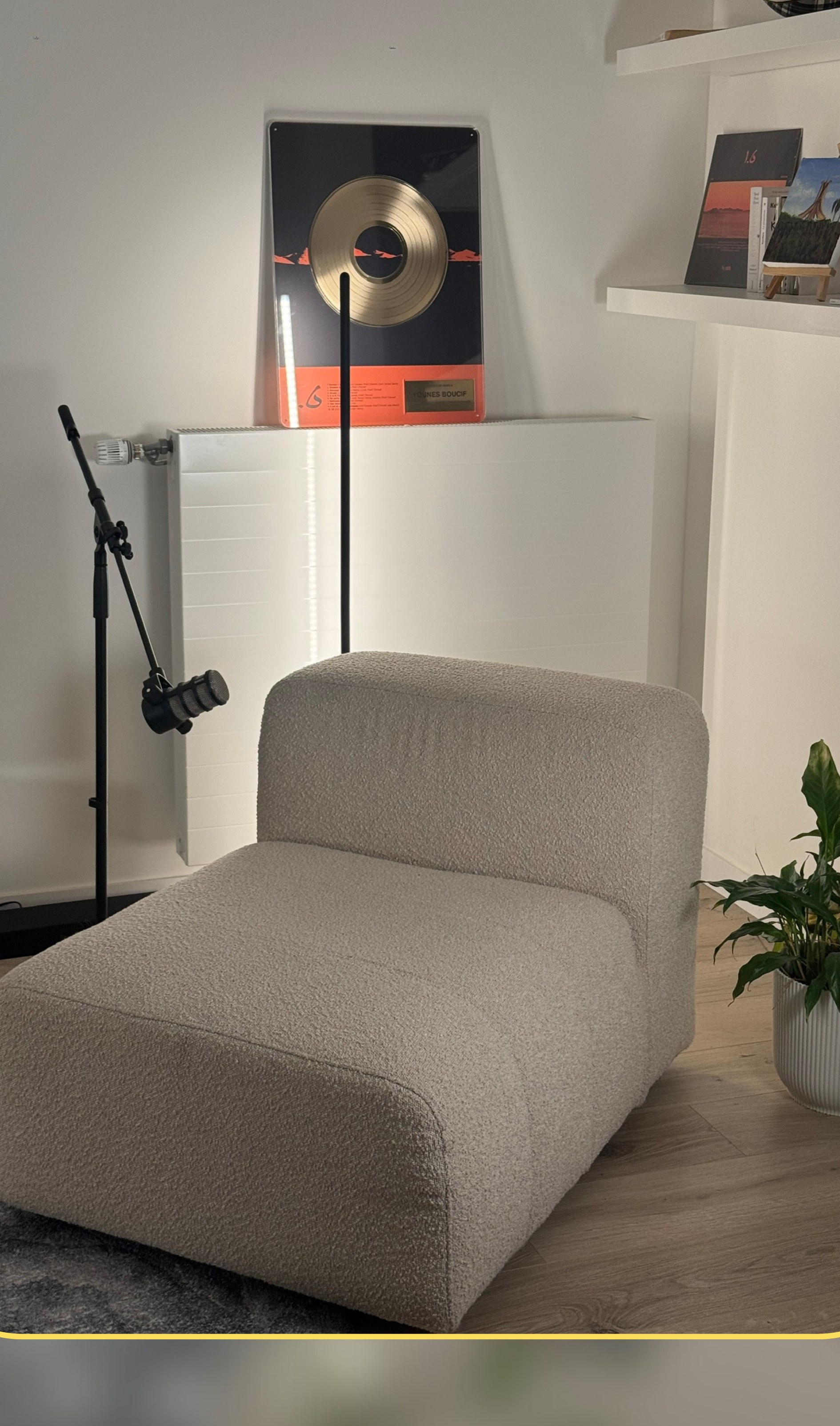 Vue d'angle du studio complet Sofa Podcast